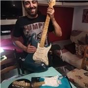 Vuoi imparare a suonare la chitarra elettrica? Vuoi imparare la Teoria musicale e i primi accenni di Armonia?oppure sai già suonare e vuoi sapere come si fa ad incidere un brano e gestire al meglio tutta la tua effettistica sia in live che in studio? Io p